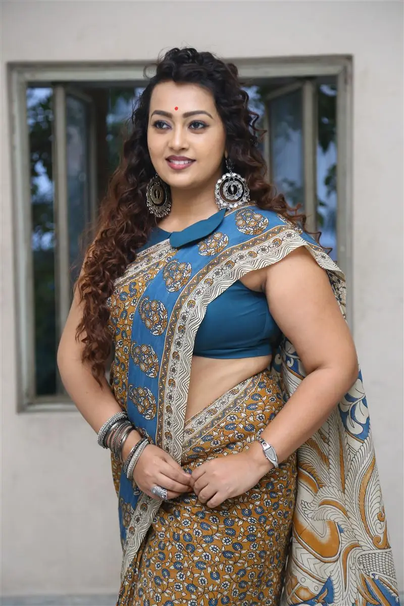 Ester Noronha In Green Saree Blue Sleeveless Blouse